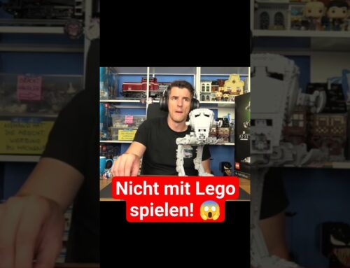 Der dabbige Held spielt mit Lego Modellen für die Vitrine – 75417 AT-ST